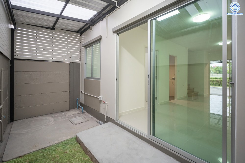 บ้านมือสองตกแต่งใหม่ โครงการ ลุมพินีทาวน์วิลล์ ราชพฤกษ์-นครอินทร์ เนื้อที่ 17.5 ตร.ว. ฟังก์ชัน 3 ห้องนอน 2 ห้องน้ำ 1 ที่จอดรถ บรรยากาศโครงการมีความเป็นส่วนตัว หน้าบ้านไม่ชนใคร พร้อมสิ่งอำนวยความสะดวกโครงการครบครัน บนทำเลดีเชื่อมต่อเข้าเมืองได้ง่าย ทั้งถนนราชพฤกษ์ ถนนนครอินทร์ จุดขึ้นทางด่วน "ศรีรัช"